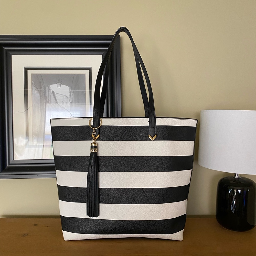 ⭐️HP⭐️ NWT STELLA & DOT Fillmore Tote With Tassel🖤